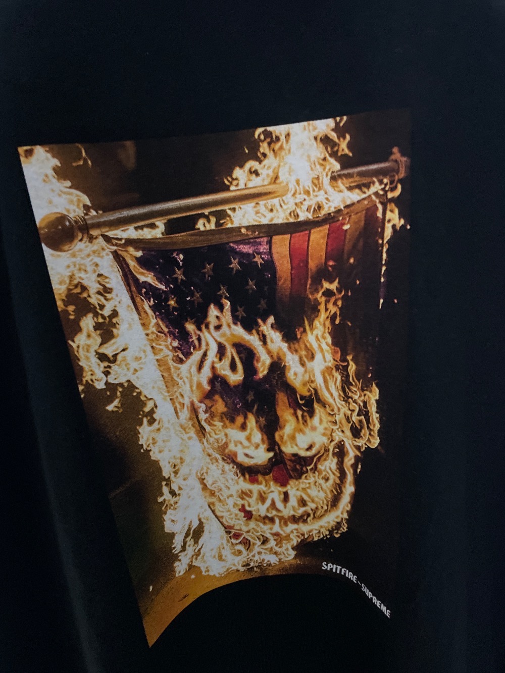 Spitfire x Supreme Camiseta Flag Black SS26-W17 — G, Novo