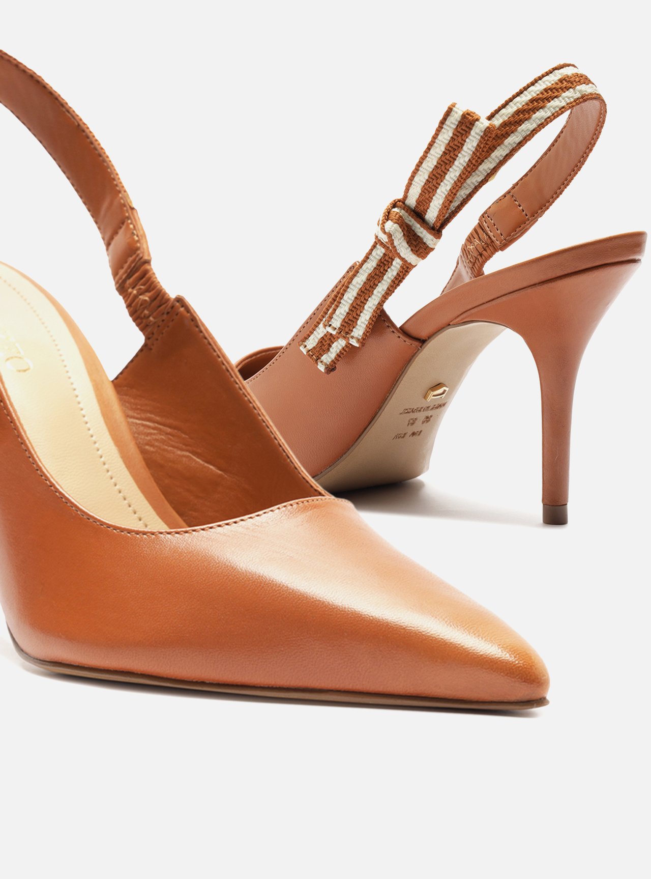 Foto 4 de Scarpin Marrom Couro Salto Médio Slingback Laço