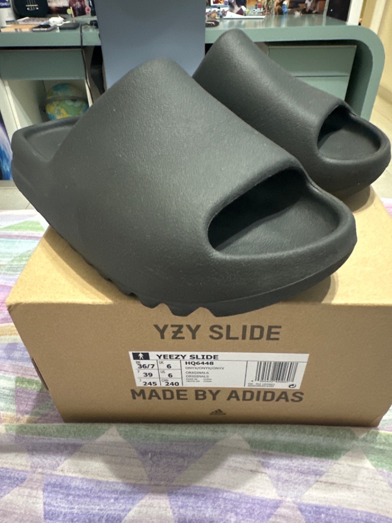Yeezy Slide Onyx — 36, Usado