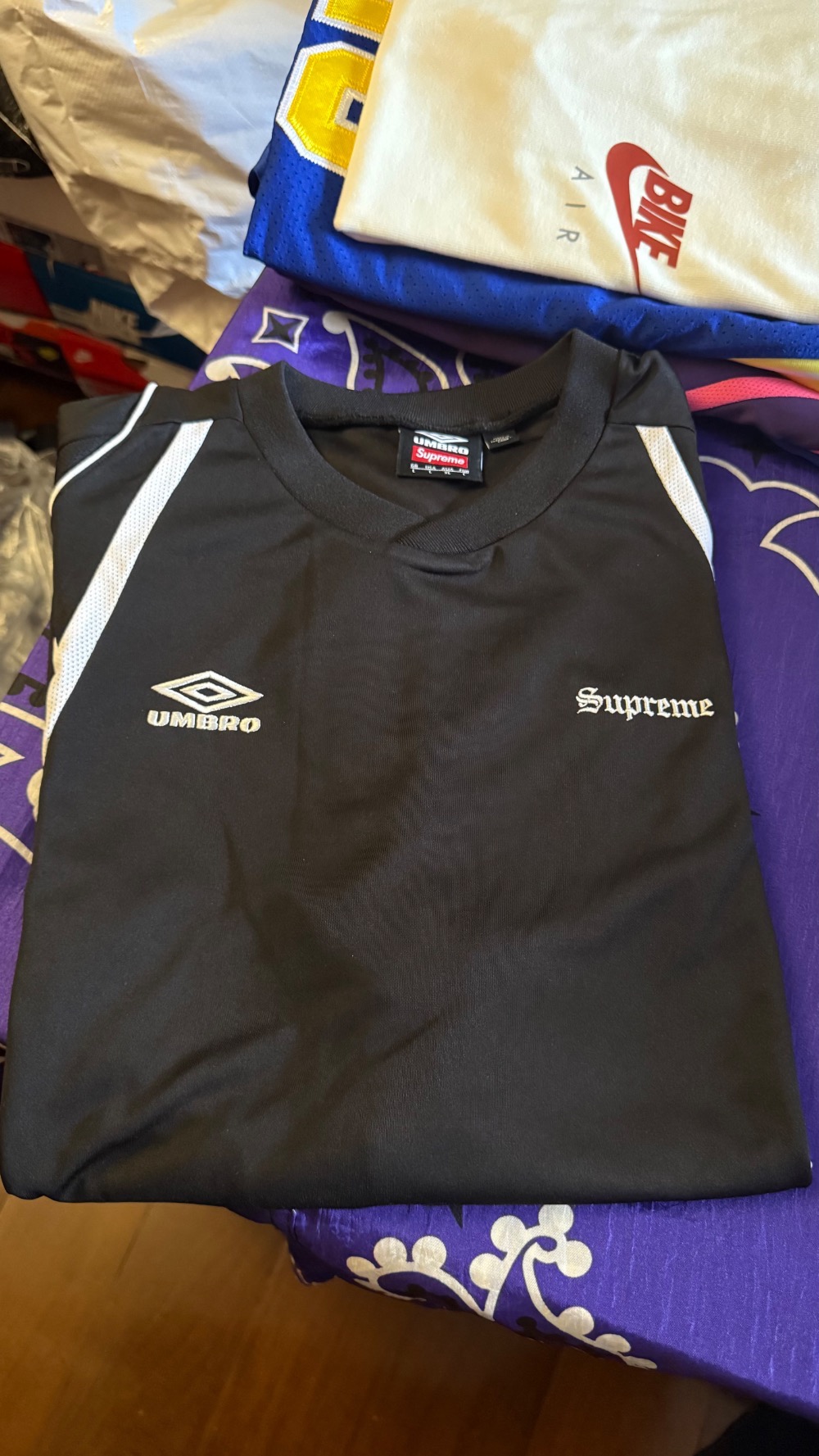 Umbro x Supreme Camiseta Old English Soccer Jersey Black SSS26-W10 — G, Novo