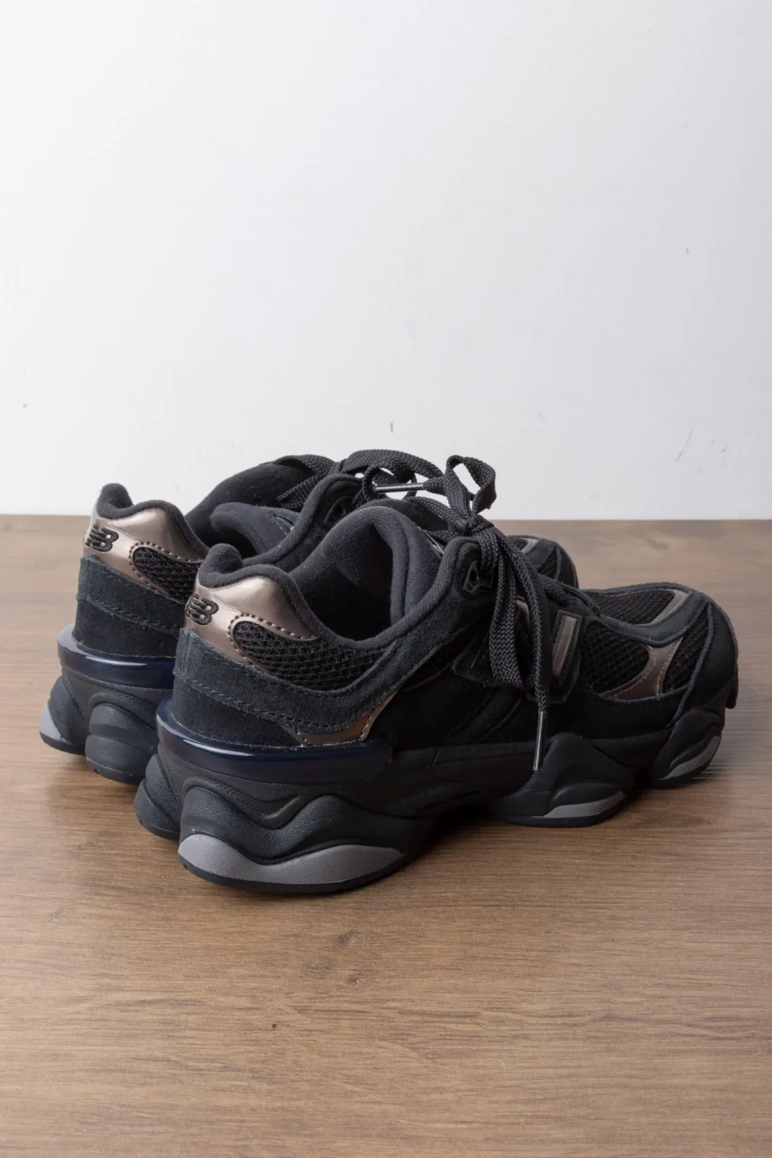 Foto 2 de New Balance 9060 Black Copper — 34, Usado