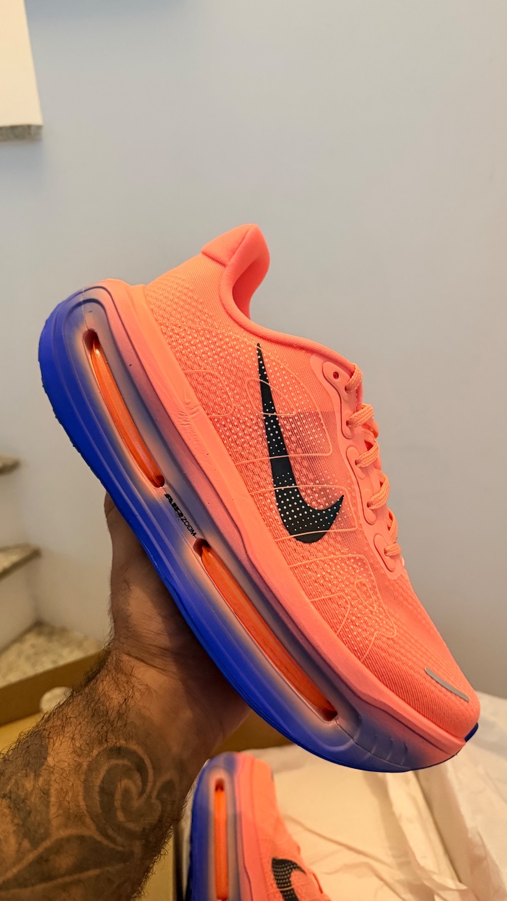 Nike Vomero Premium Atomic Pink Racer Blue Crimson Tint Black — 42, Novo