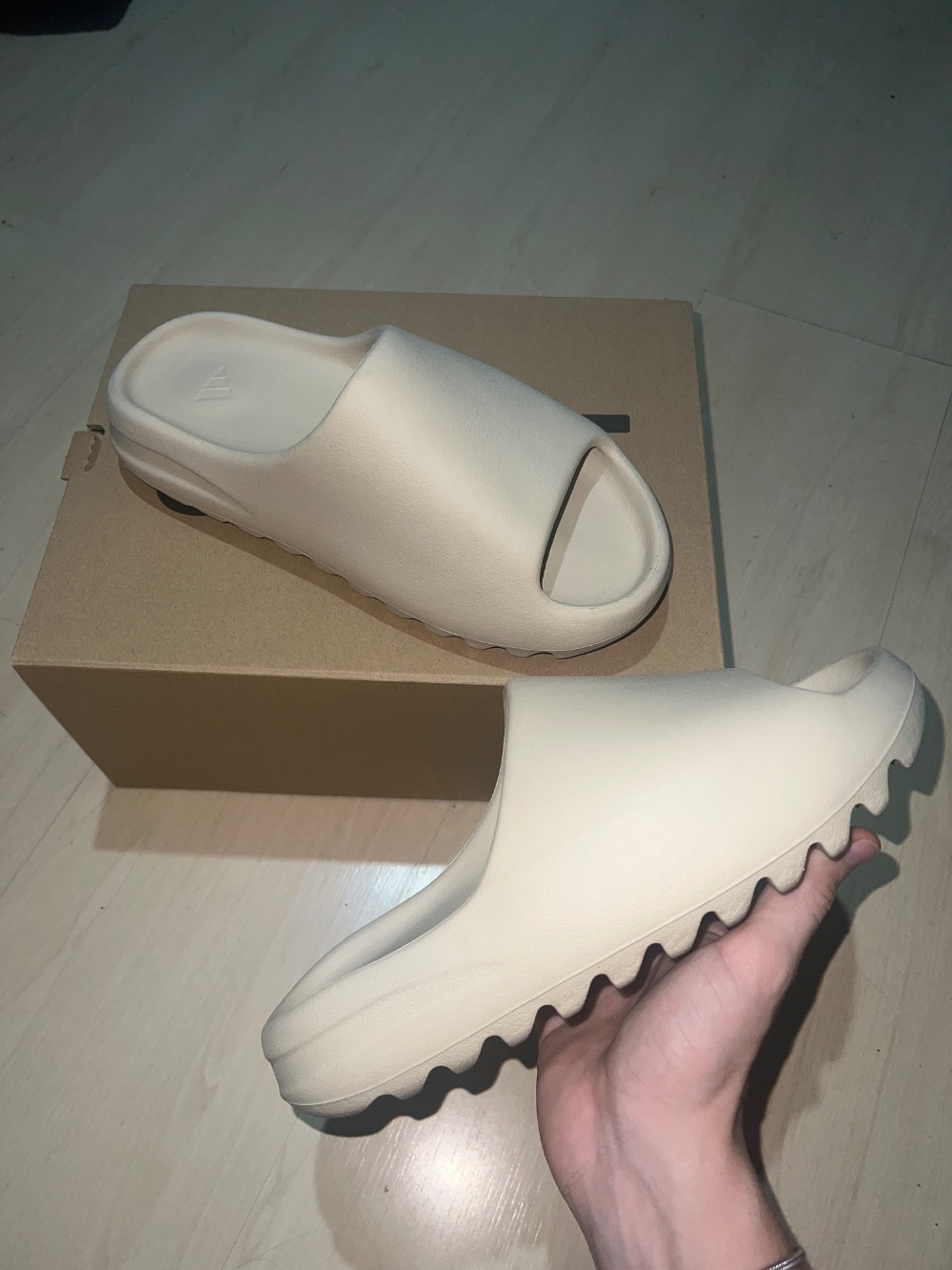 Yeezy Slide Bone (2022) — 40.5, Usado