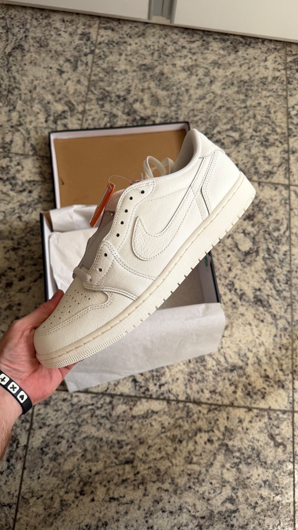 Air Jordan 1 Retro Low OG Sail University Red — 46, Novo