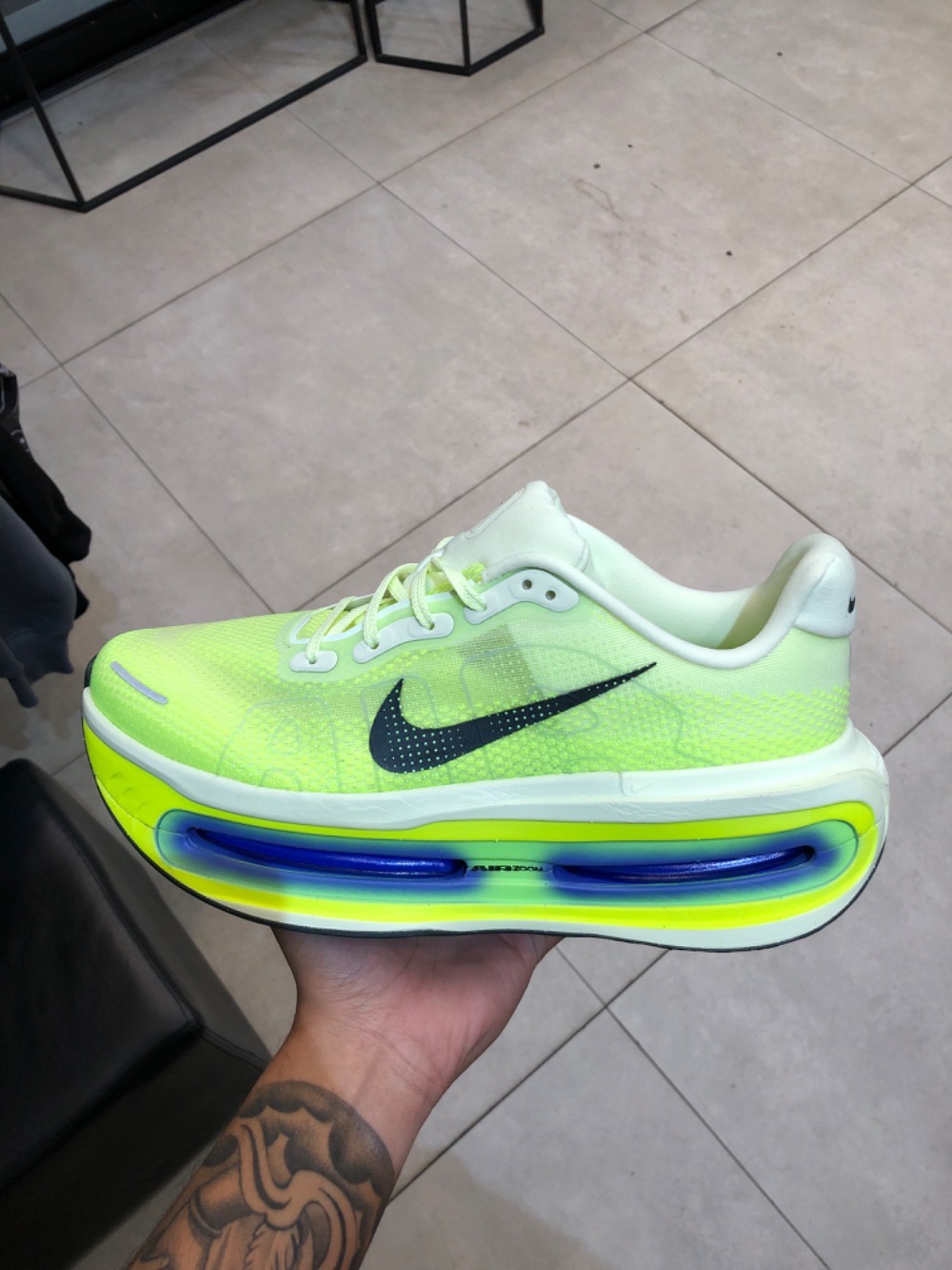 Nike Vomero Premium Volt Tint Sapphire — 43, Novo