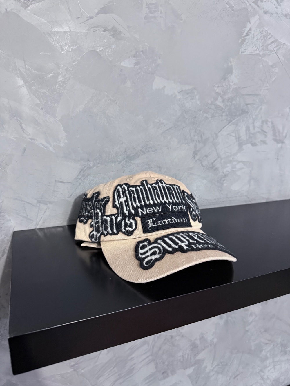 Boné Supreme City Patches 6-Panel Tan SS26-W8 — Único, Novo