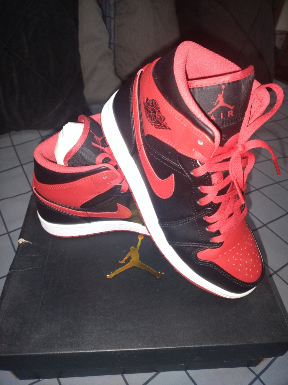 Air Jordan 1 Mid Black White University Red — 39, Usado