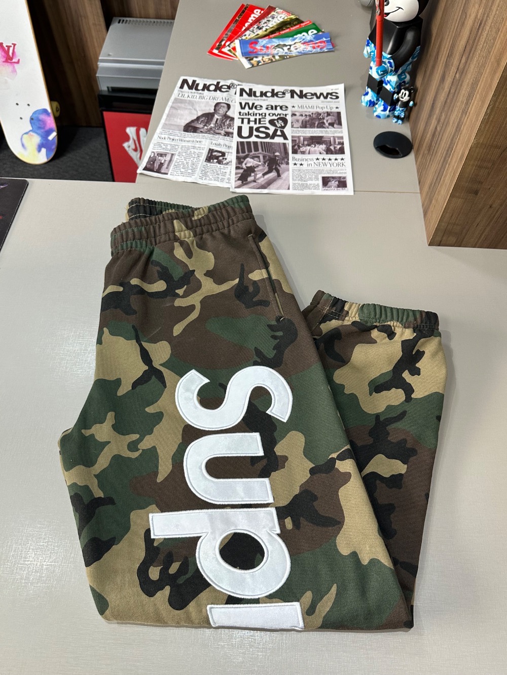 Calça Supreme Satin Appliqué Woodland Camo SS26-W9 — M, Novo