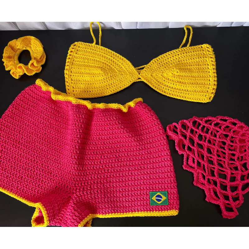 conjunto Brasil de crochê . Top, shorts e toca
