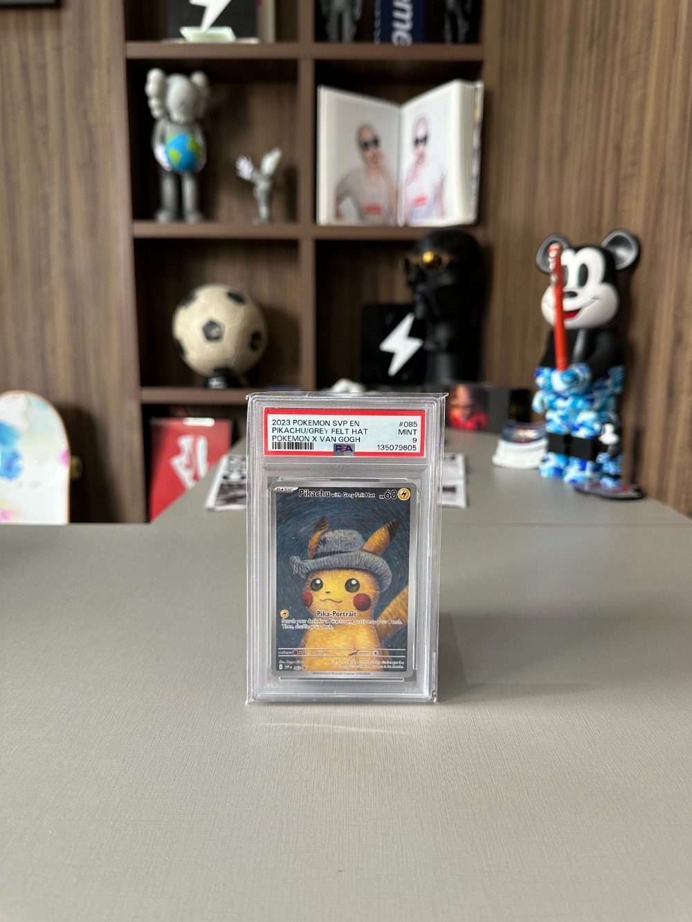 Pikachu with Grey Felt Hat (85) Escarlate e Violeta Promos Pokémon TCG — PSA 9, Novo