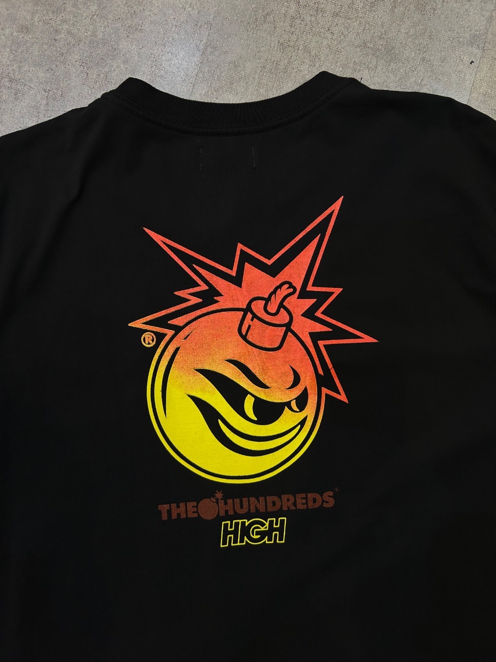 The Hundreds x High Company Camiseta Adam Bomb Flames Tee Washed Black — P / G / XG / XXG, Novo