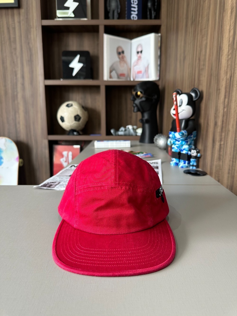 Boné Supreme Side Zip Camp Red SS26-W9 — Único, Novo