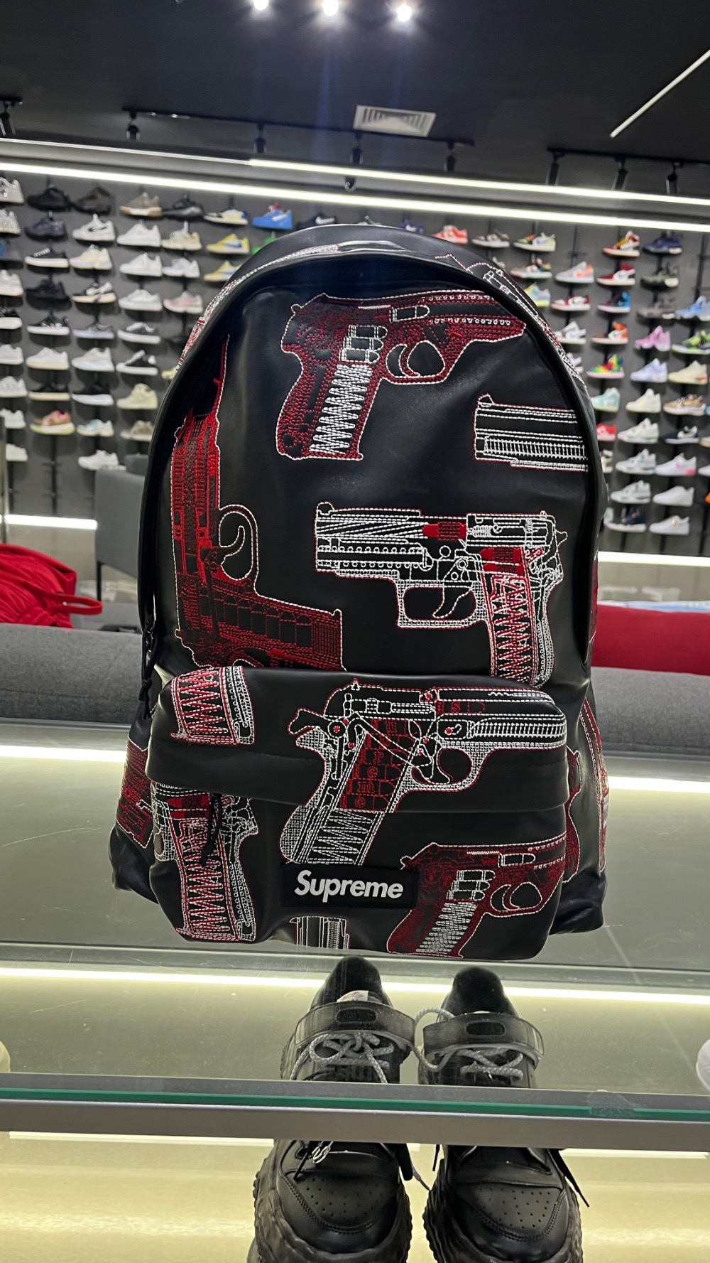Mochila Supreme Guns Embroidered Leather Black SS26-W19 — Único, Novo