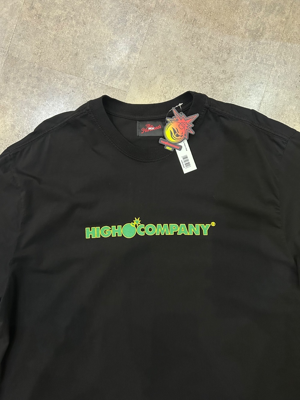 The Hundreds x High Company Camiseta Flames Bar Logo Tee Washed Black — P / G / XG, Novo