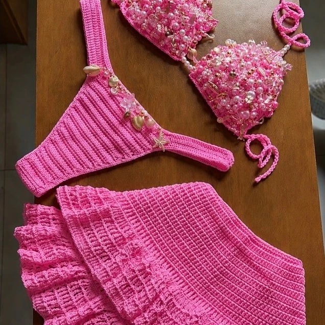 Conjunto Mare Cheia, de crochê com apliques variado,saída com babados.