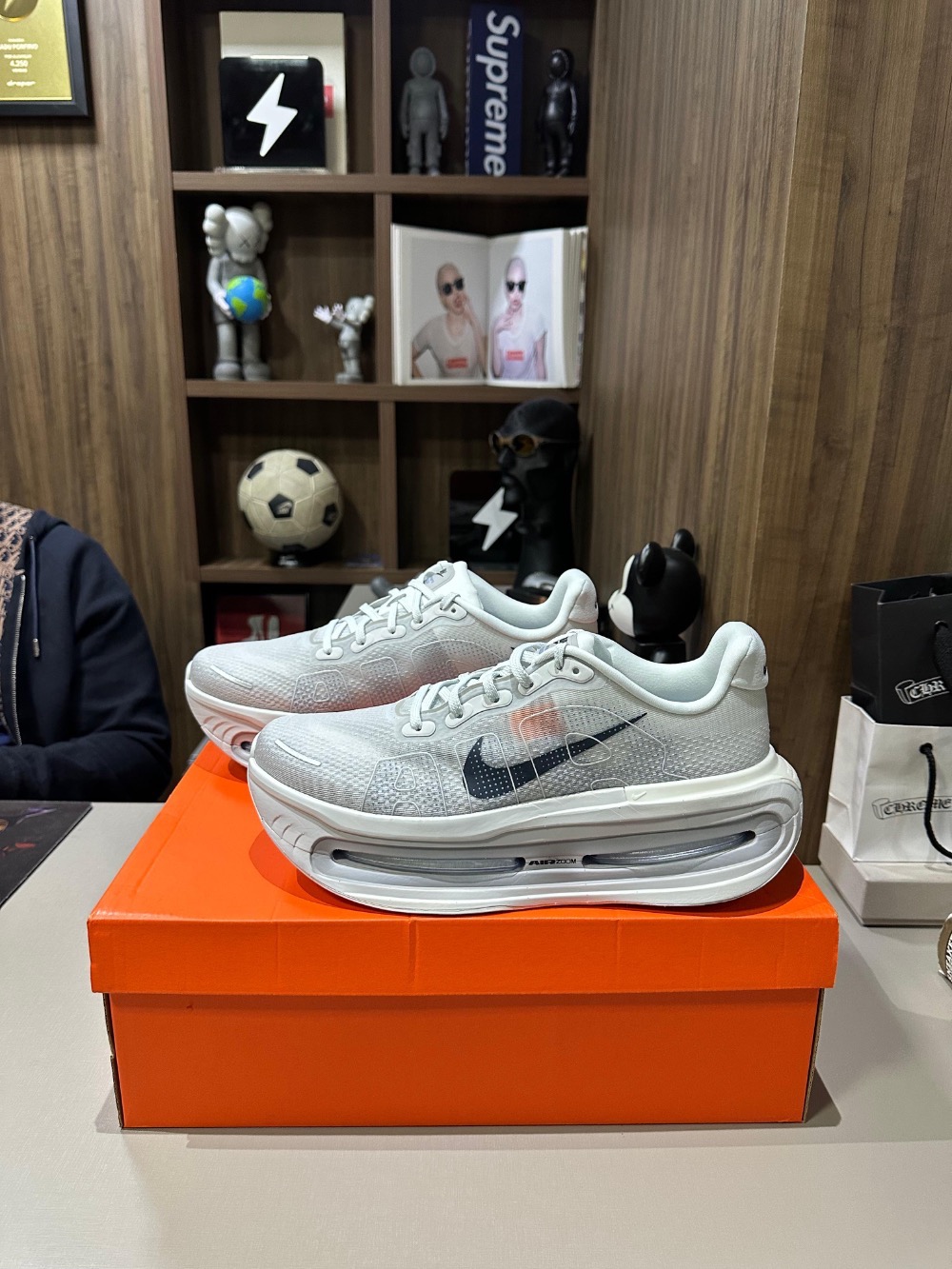Nike Vomero Premium Off-White Grey Fog Dark Obsidian — 43, Novo