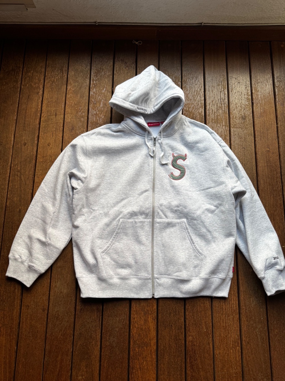Moletom Supreme Devil S Logo Zip Up Ash Grey SS26-W5 — XG, Novo
