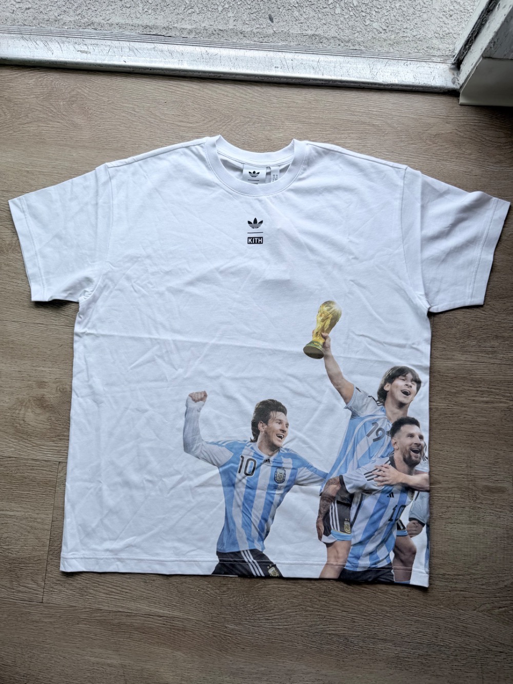 Messi x adidas x Kith Camiseta Football World Cup Graphic White — XG, Novo