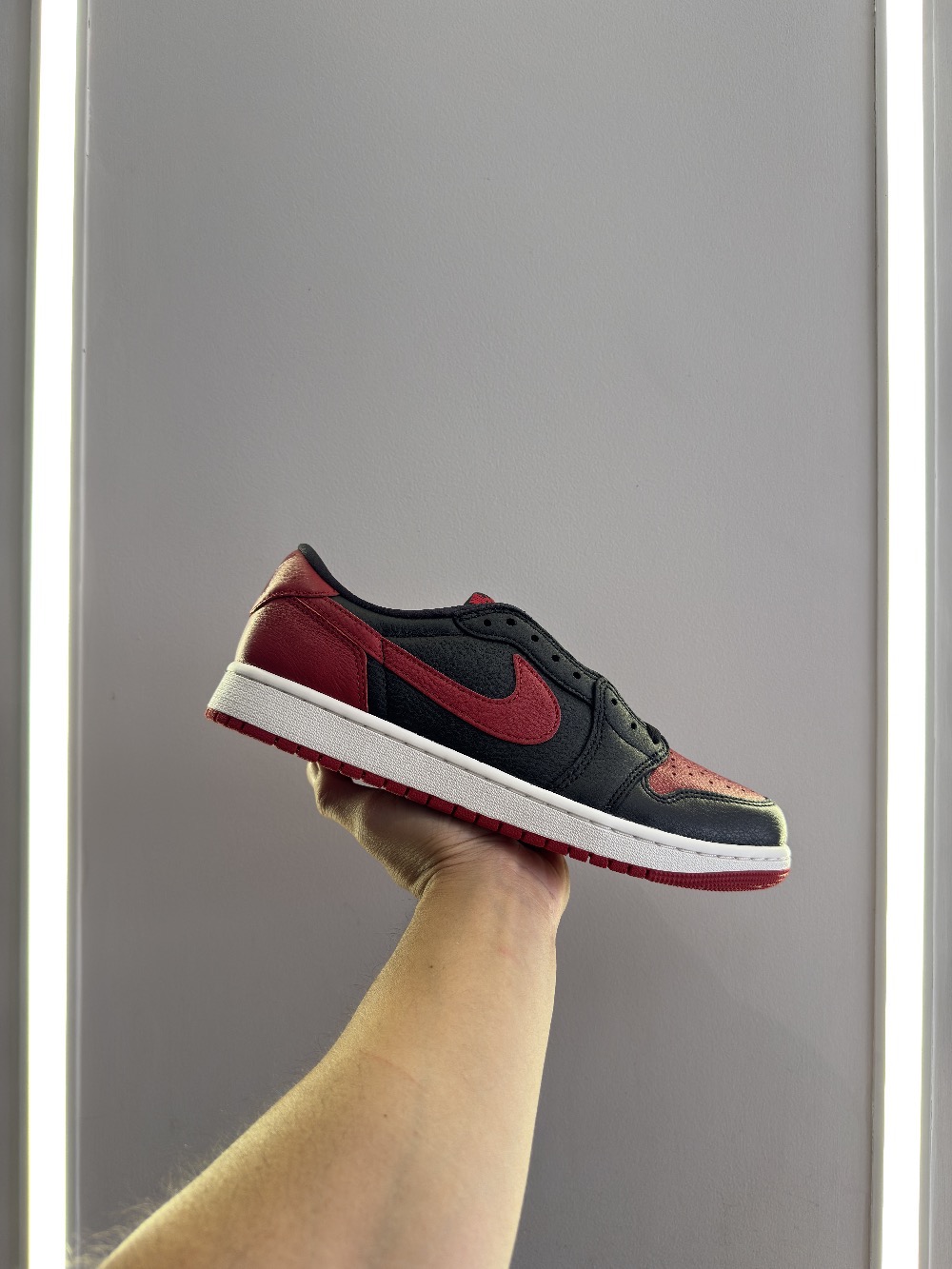 Air Jordan 1 Retro Low OG Banned Black Varsity Red — 41, Novo