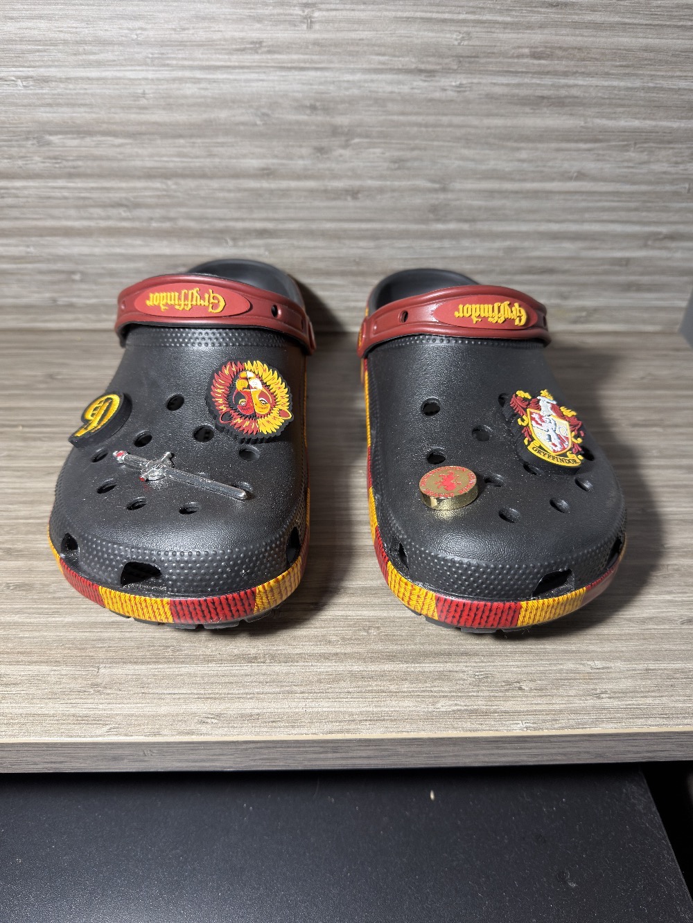 Harry Potter x Crocs Classic Clog Gryffindor Black — 40, Usado