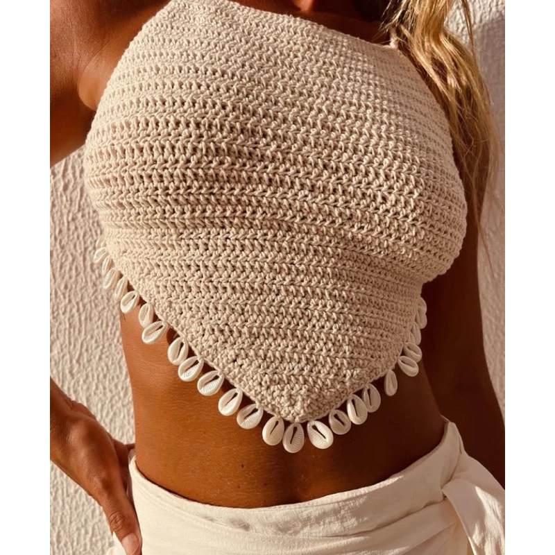 Cropped de crochê com apliques com búzios