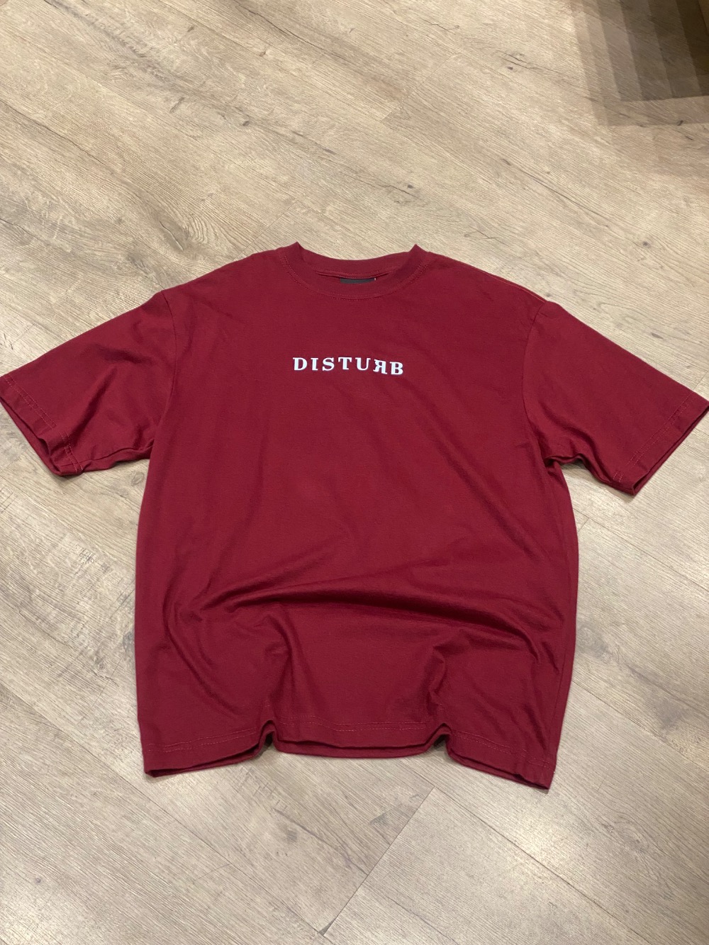 Camiseta Disturb Logo Burgundy — XG, Novo