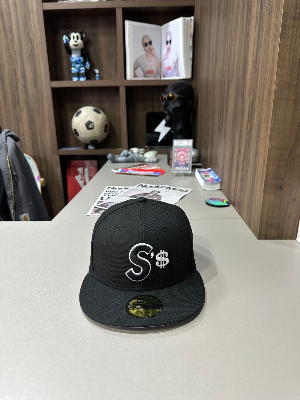 New Era x Supreme Boné Money S Logo Black FW26-W4 — 7-1/2, Novo