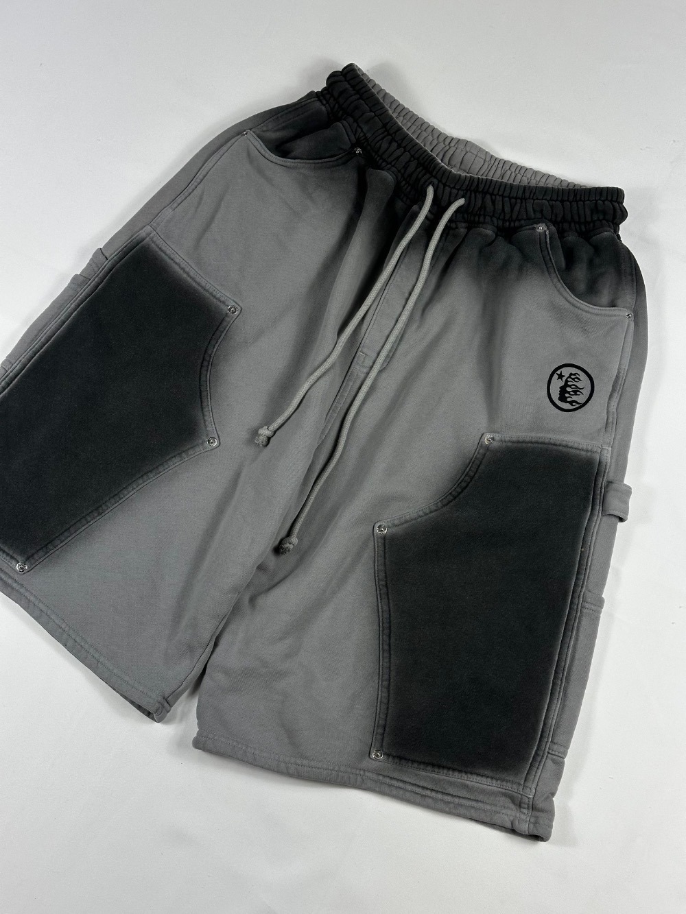 Bermuda Hellstar Carpenter Shorts Grey — M, Novo