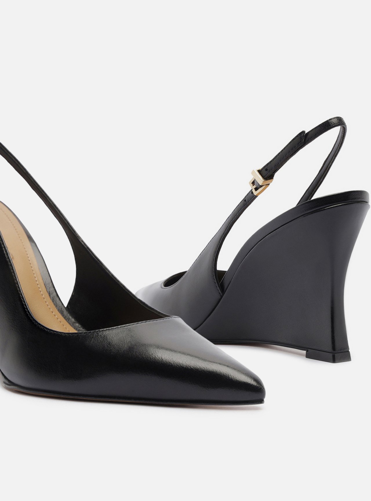 Foto 4 de Scarpin Preto Couro Salto Alto Anabela Slingback