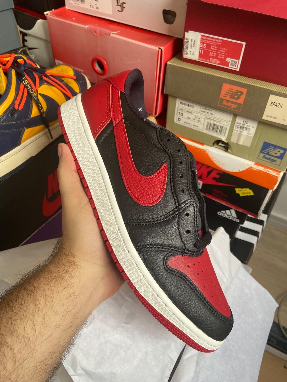 Air Jordan 1 Retro Low OG Banned Black Varsity Red — 43, Novo