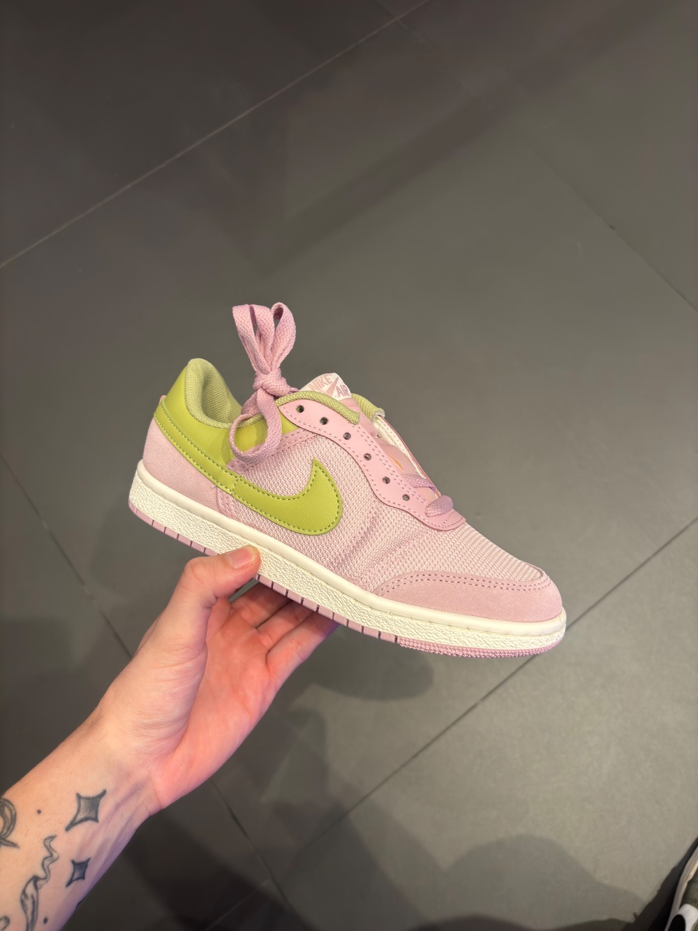 Nike Air Jordan Skyline Low Iced Carmine Sail Lawn — 34 / 35 / 36 / 37, Novo
