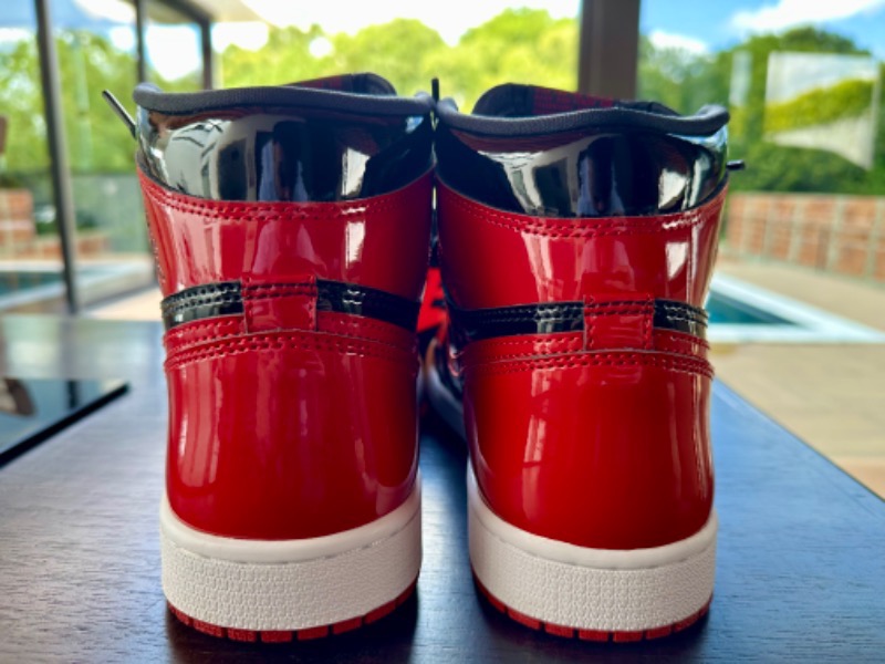Foto 5 de Air Jordan 1 High Patent Bred — 41, Usado