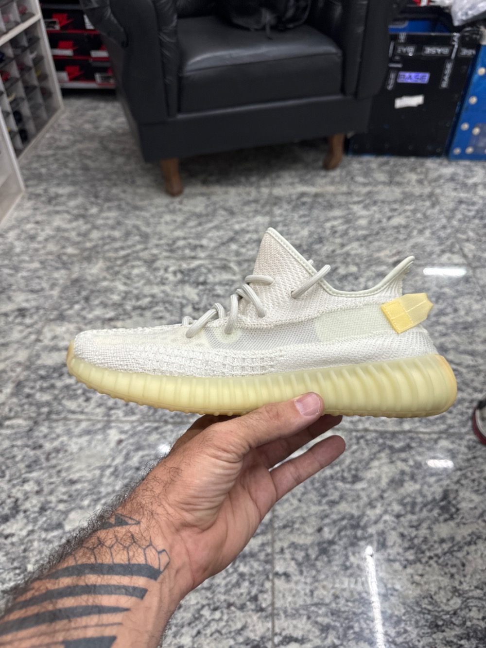 Yeezy Boost 350 v2 Light — 42, Novo