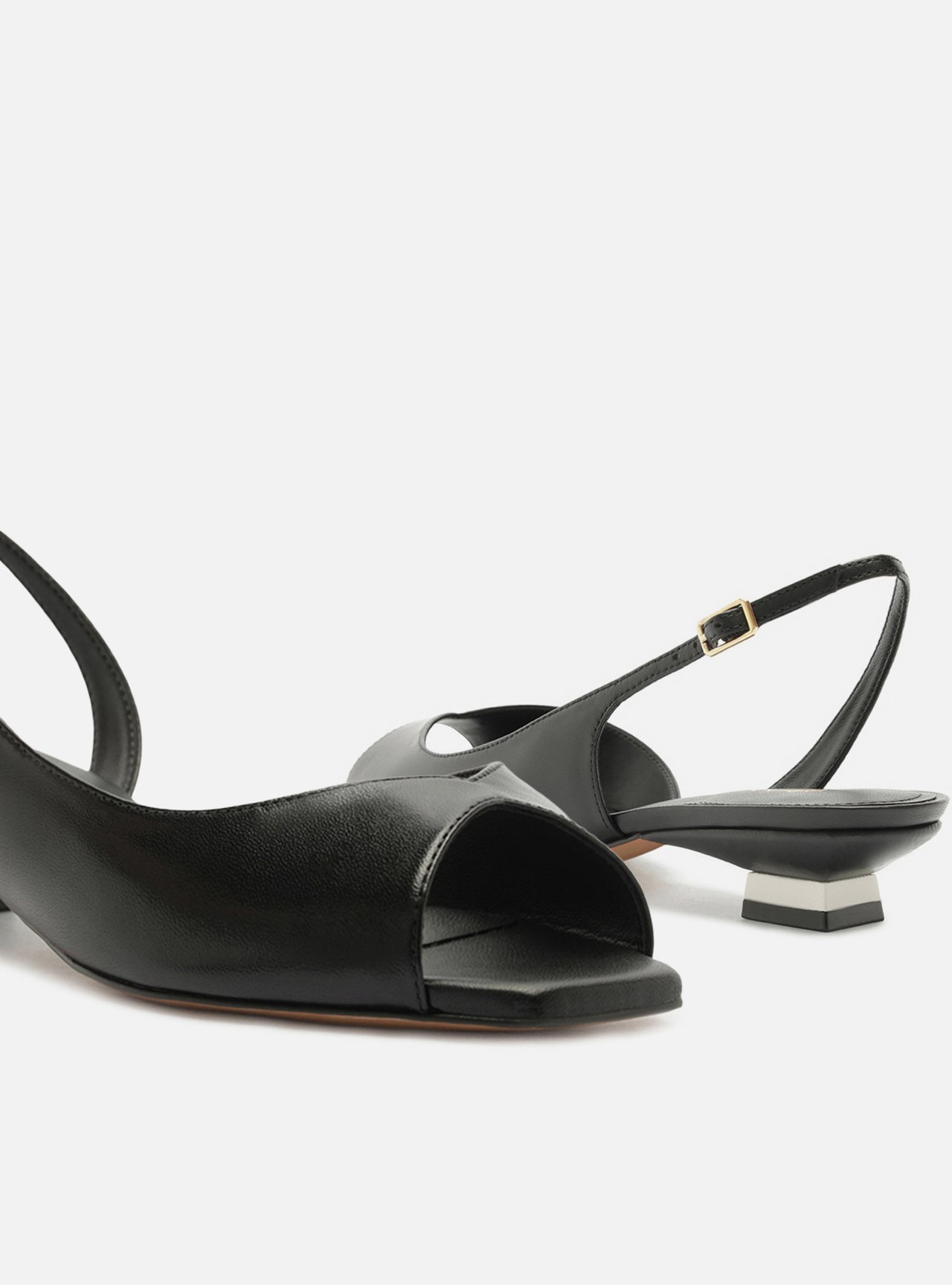 Foto 4 de Scarpin Preto Couro Salto Bloco Slingback