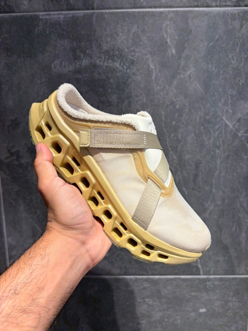 FKA twigs x On Running Cloudmonster 3 Mule Loess Hare — 38 / 39 / 40 / 41 / 42 / 43 / 44, Novo