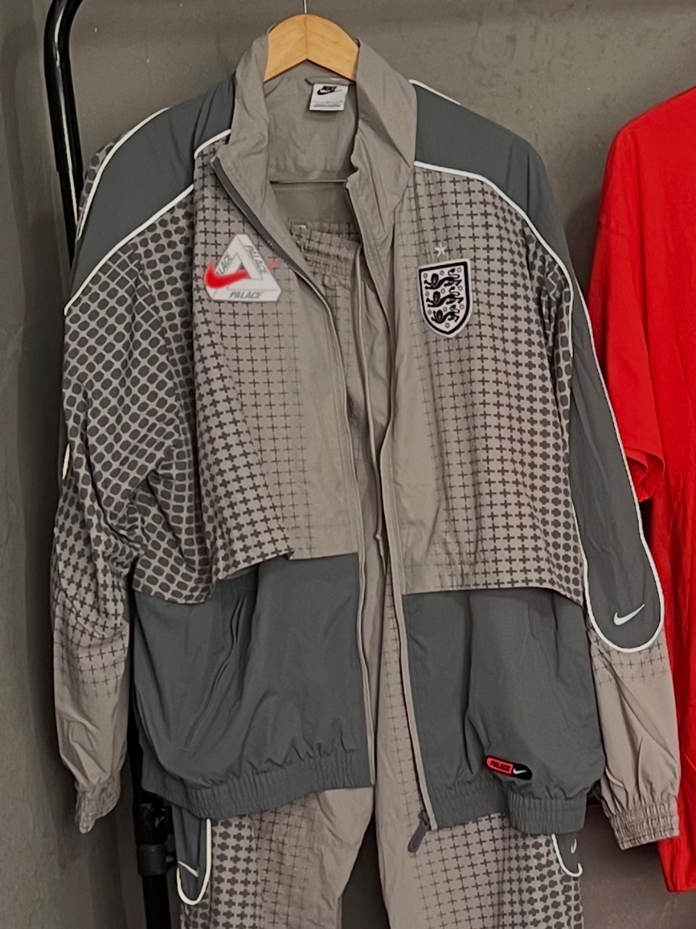 England x Palace x Nike Jaqueta Solo Swoosh Track Jacket Pewter Grey — XG, Novo