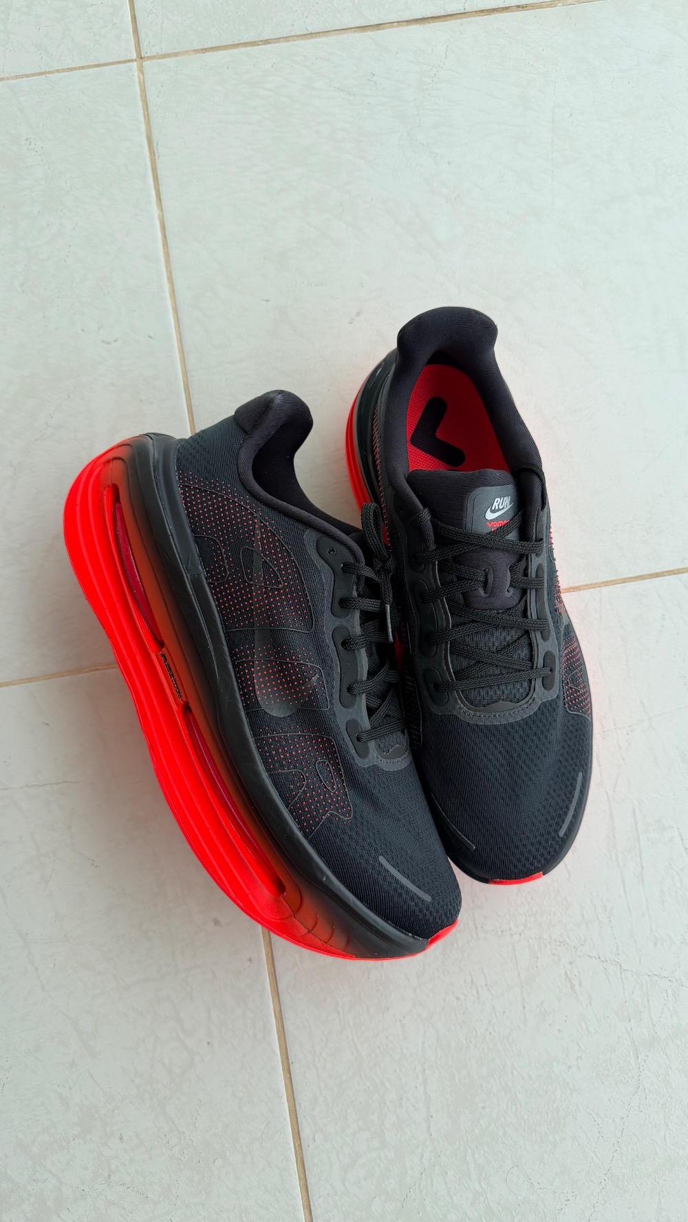Nike Vomero Premium Black Bright Crimson — 43, Novo