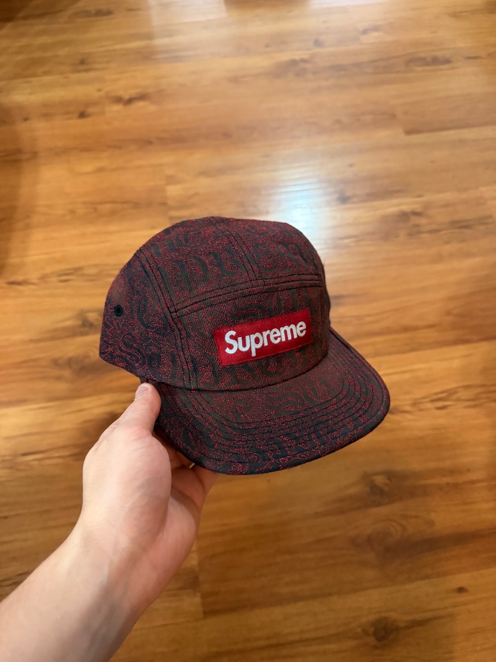 Boné Supreme Stitched Old English Denim Camp Red SS26-W10 — Único, Novo