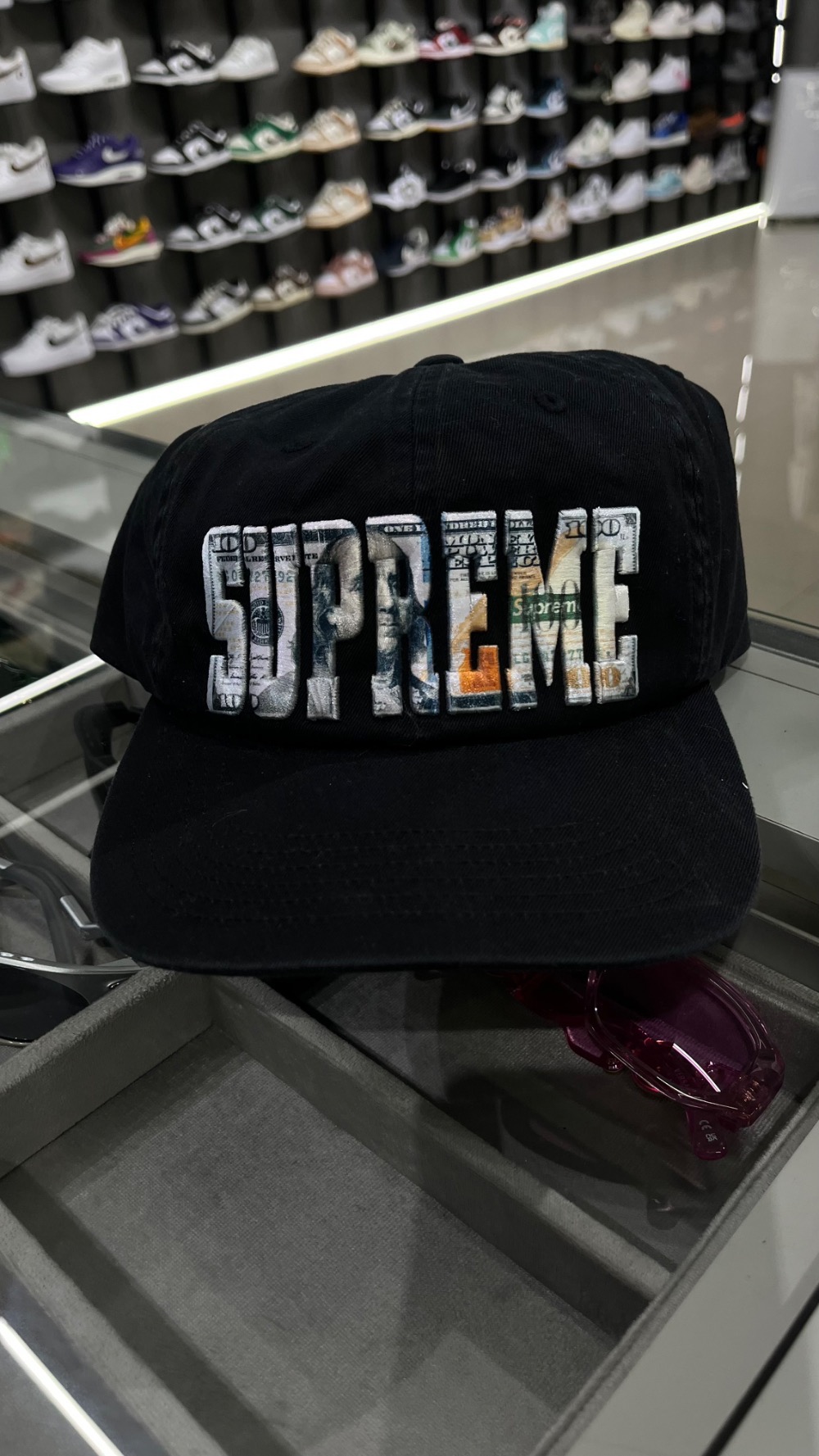 Boné Supreme Embroidered Money Logo 6-Panel Black SS26-W1 — Único, Novo