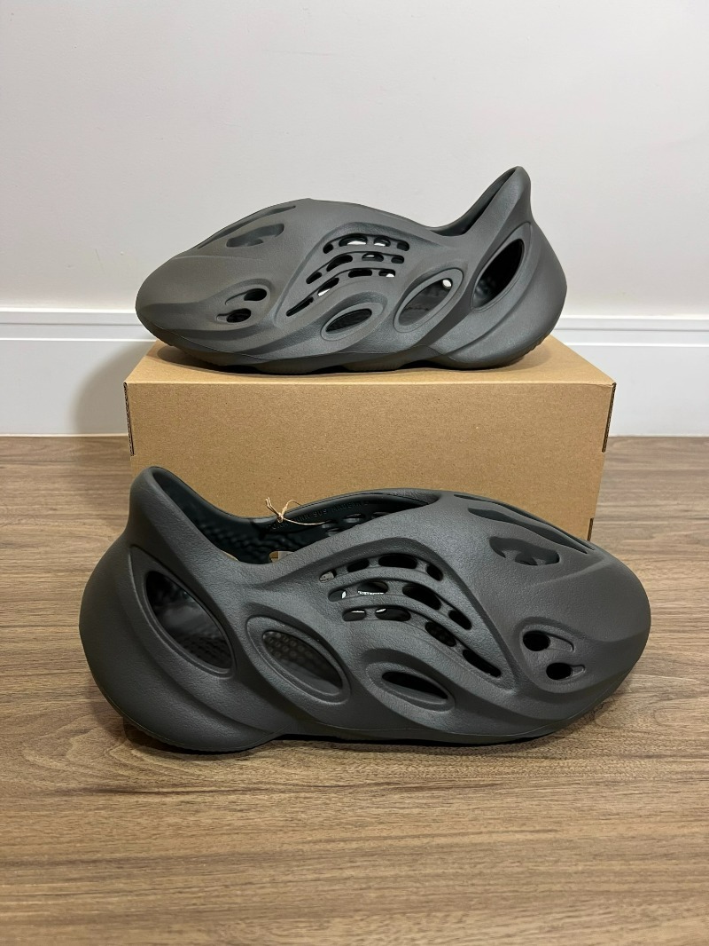 Foto 2 de Yeezy Foam Runner Carbon — 40 / 41 / 40/1, Novo