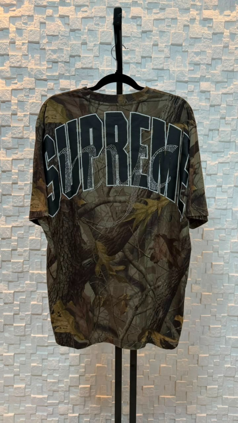 Camiseta Supreme Rhinestone Script Realtree Hardwoods Camo SS26-W16 — G, Novo