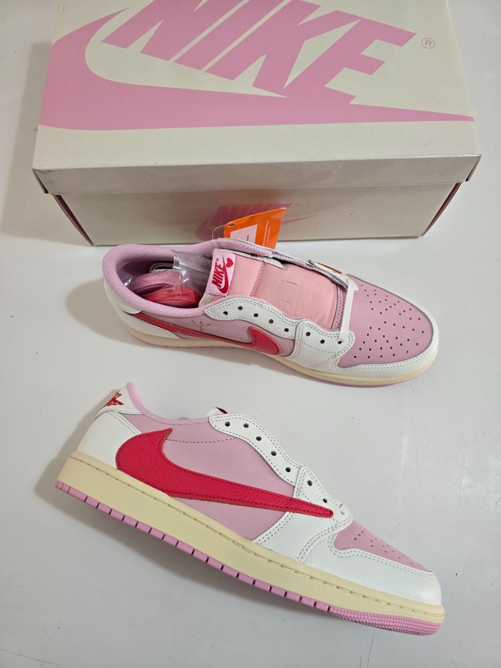 Travis Scott x Air Jordan 1 Low OG SP Sail Tropical Pink — 42, Novo