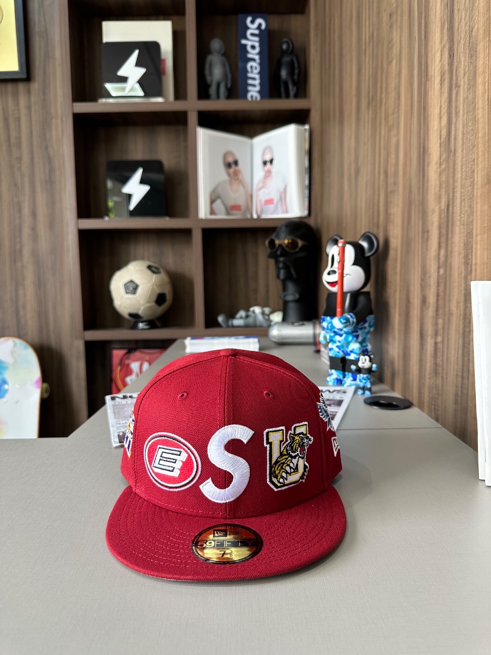 New Era x Supreme Boné Mascots S Logo Dark Red SS26-W3 — 7-3/8, Novo