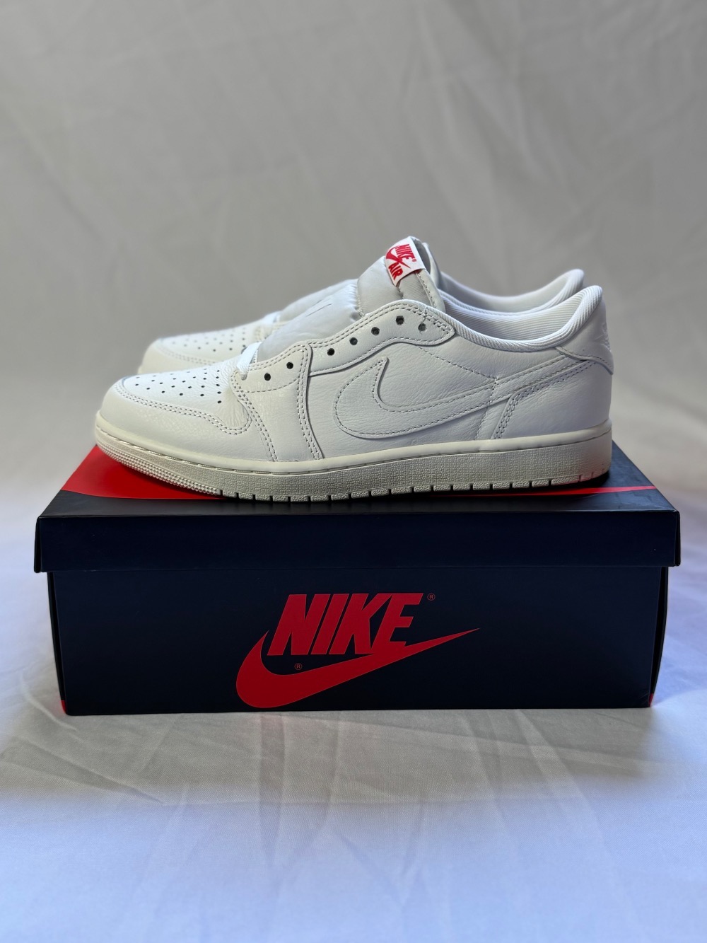 Air Jordan 1 Retro Low OG Sail University Red — 43, Novo