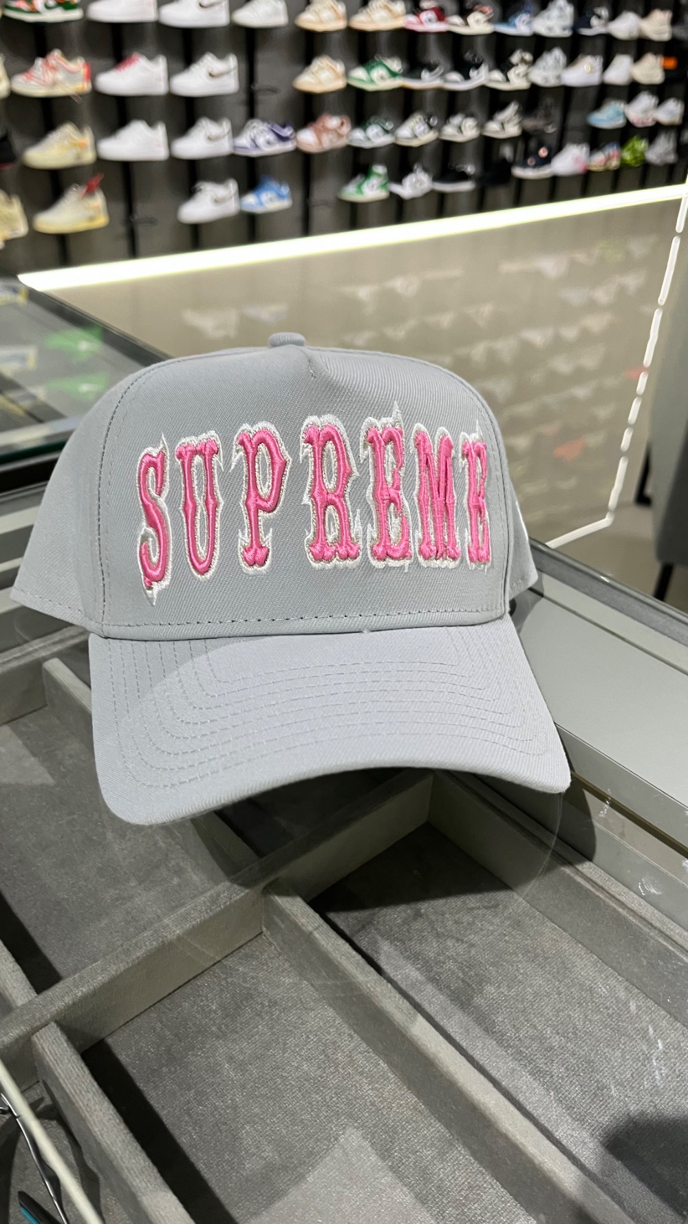 New Era x Supreme Boné Gothic Outline Adjustable Grey SS26-W15 — Único, Novo