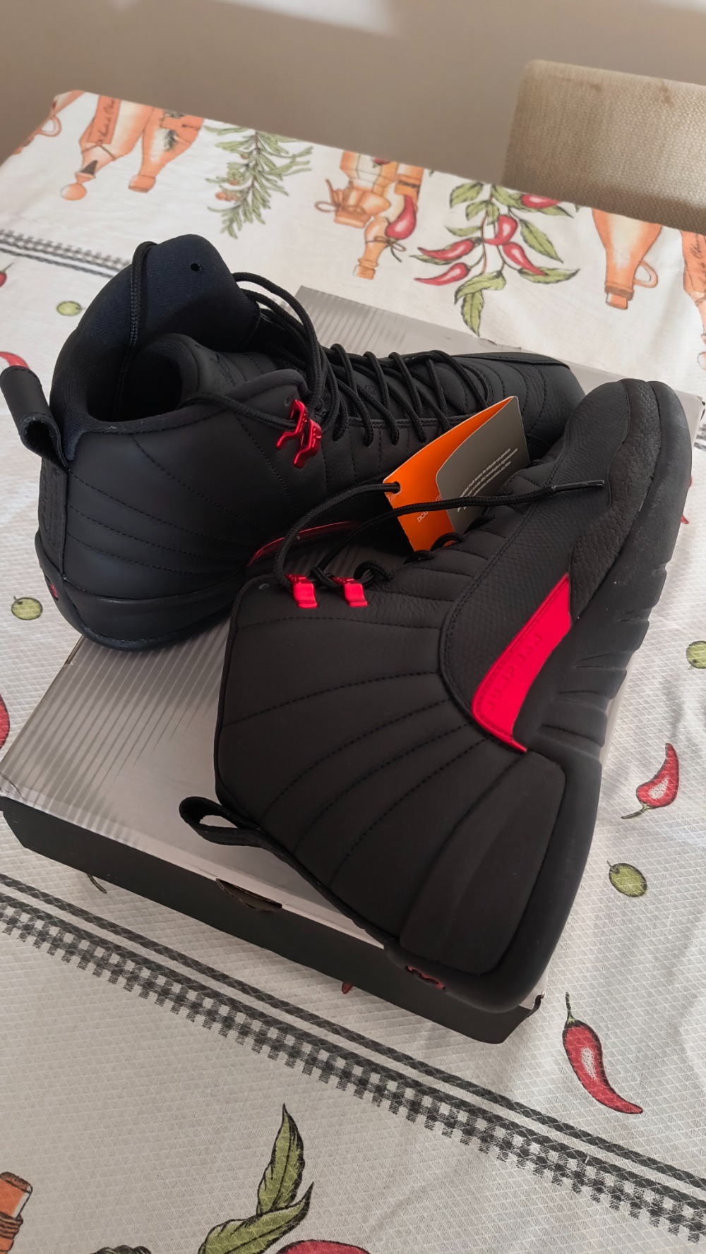 Air Jordan 12 Retro Bloodline Black — 43, Novo