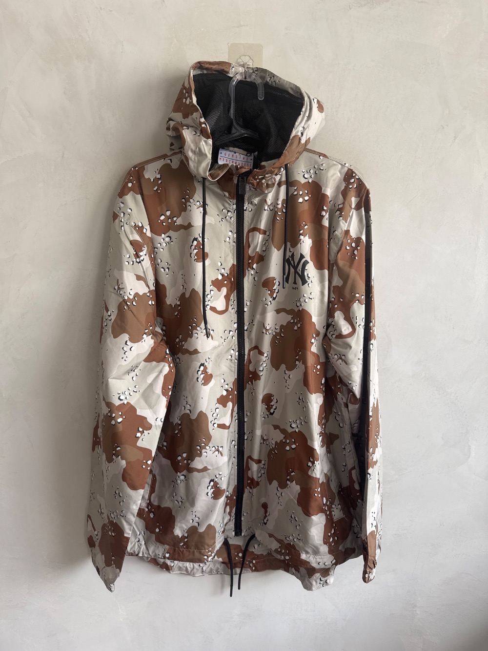Jaqueta New Era Windbreaker New York Yankees MLB Desert Camo — G, Novo