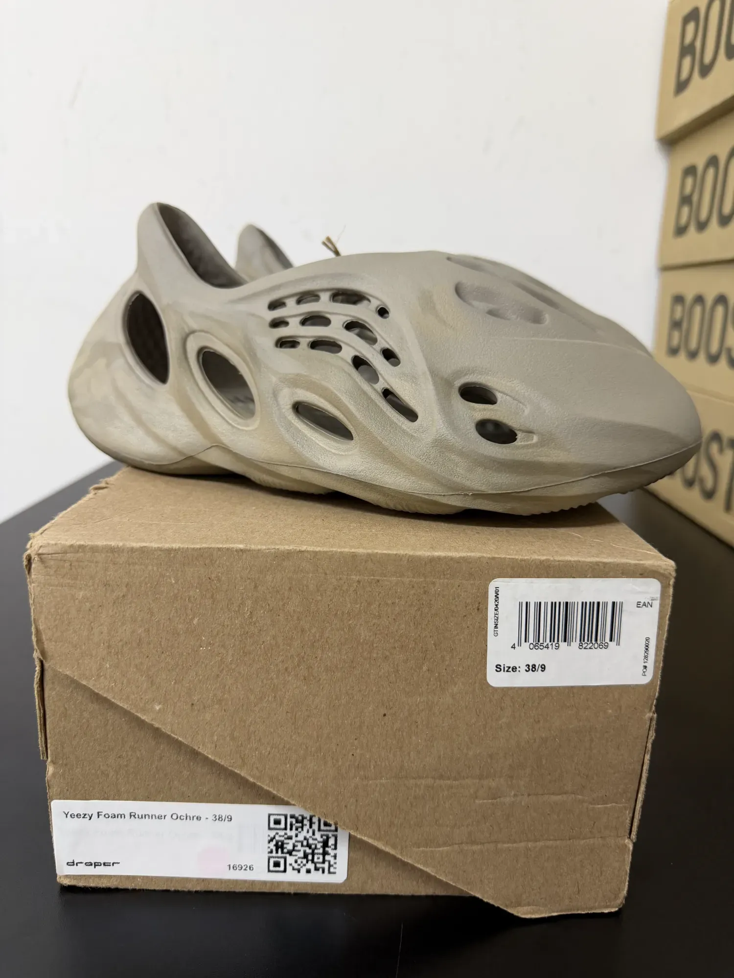 Yeezy Foam Runner Ochre — 38/9, Novo