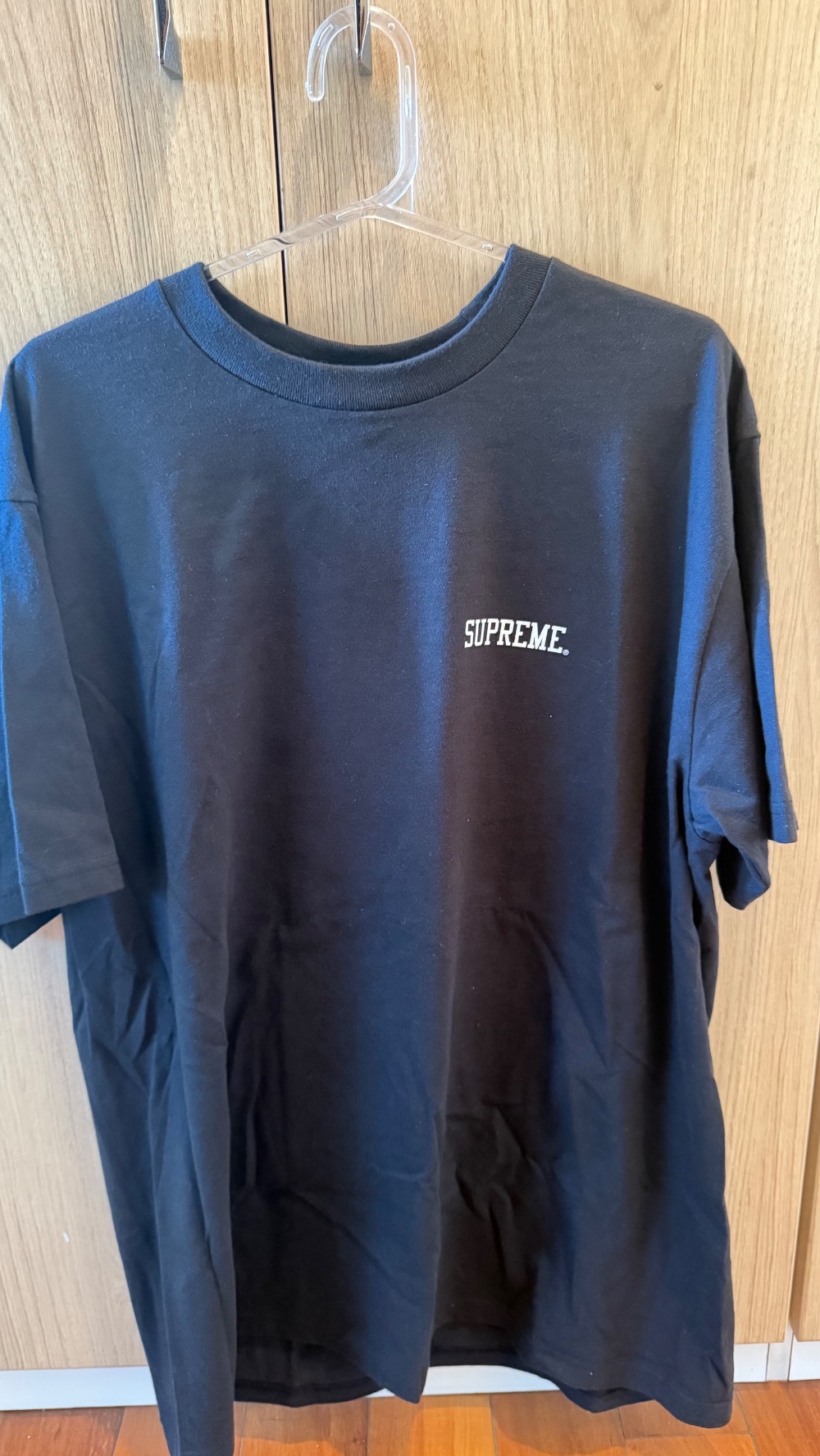 Mike Kelley x Supreme Camiseta Banner Black SS26-W8 — G, Novo
