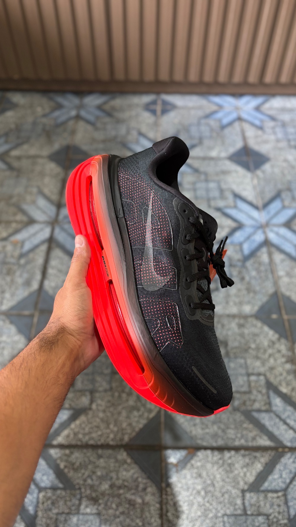 Nike Vomero Premium Black Bright Crimson — 44, Novo